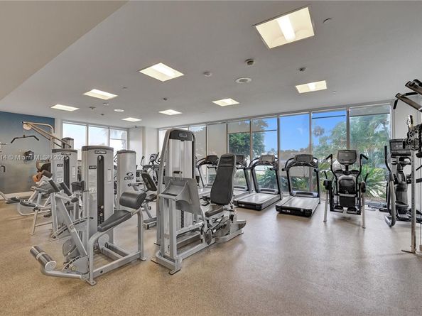 20281 E Country Club Dr 607, Aventura FL 33180