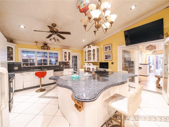 85 NW 165th St, Miami FL 33169