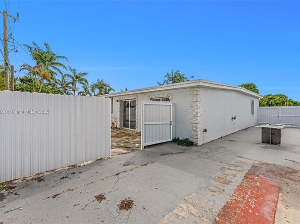 875 E 8th St, Hialeah FL 33010
