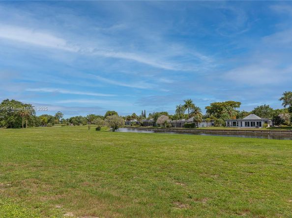 5712 White Hickory Cir, Tamarac FL 33319
