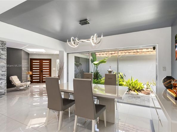 5712 White Hickory Cir, Tamarac FL 33319