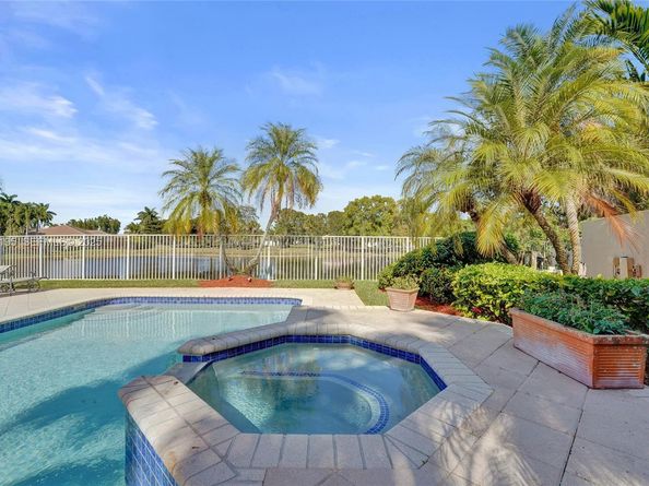 2456 Bay Isle Ct, Weston FL 33327