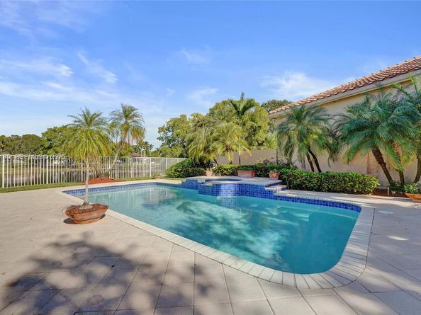 2456 Bay Isle Ct, Weston FL 33327