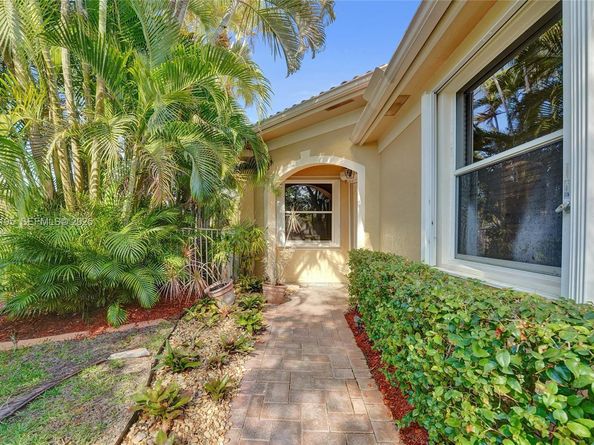 2456 Bay Isle Ct, Weston FL 33327