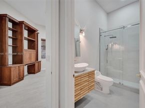 2456 Bay Isle Ct, Weston FL 33327