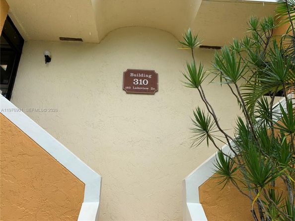 183 Lakeview Dr 203, Weston FL 33326