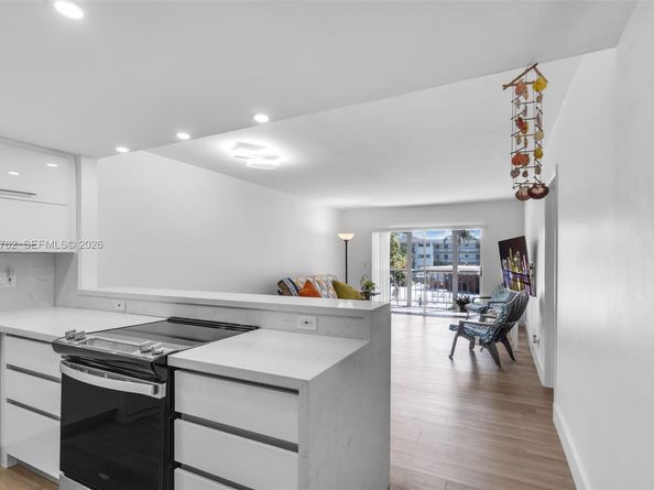 1101 Hillcrest Ct 206, Hollywood FL 33021