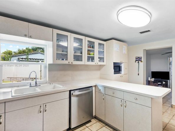 641 NE 56th Ct, Oakland Park FL 33334