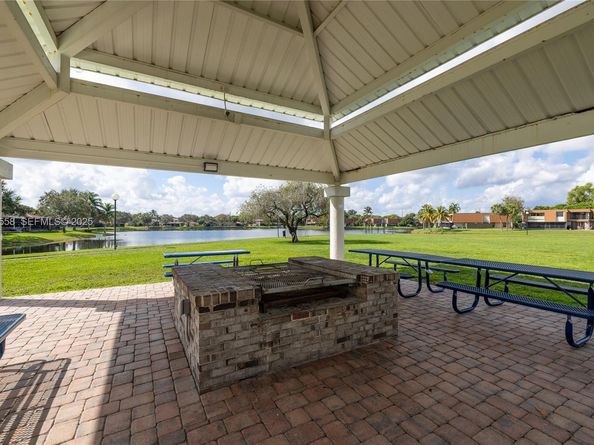 11006 N Harmony Lake Cir, Davie FL 33324