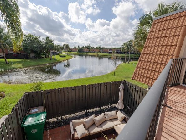11006 N Harmony Lake Cir, Davie FL 33324