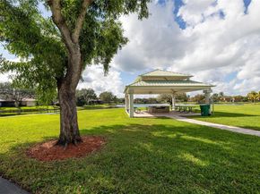 11006 N Harmony Lake Cir, Davie FL 33324