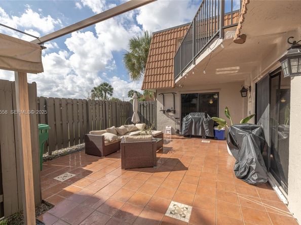 11006 N Harmony Lake Cir, Davie FL 33324