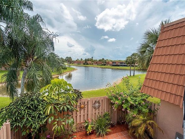 11006 N Harmony Lake Cir, Davie FL 33324