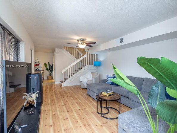 11006 N Harmony Lake Cir, Davie FL 33324