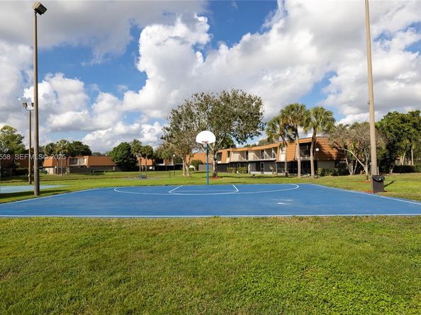 11006 N Harmony Lake Cir, Davie FL 33324