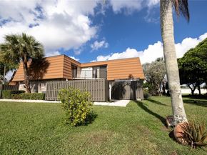 11006 N Harmony Lake Cir, Davie FL 33324