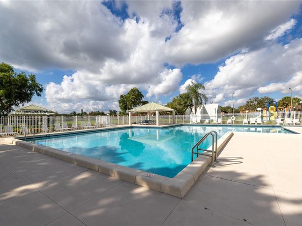 11006 N Harmony Lake Cir, Davie FL 33324