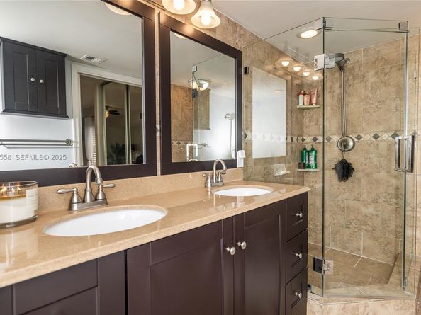 11006 N Harmony Lake Cir, Davie FL 33324