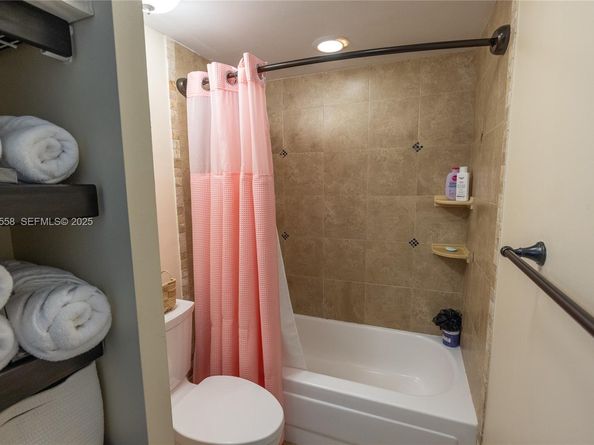 11006 N Harmony Lake Cir, Davie FL 33324