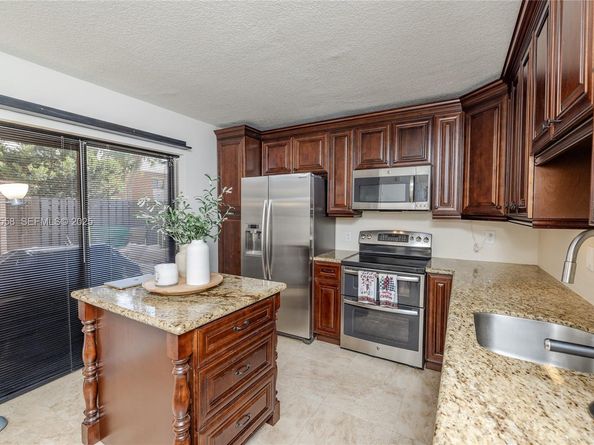 11006 N Harmony Lake Cir, Davie FL 33324