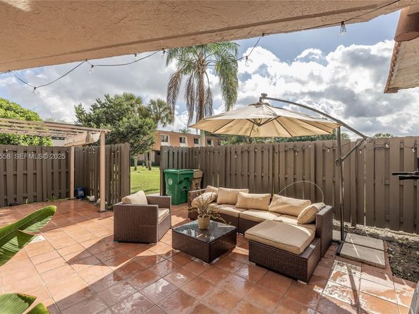 11006 N Harmony Lake Cir, Davie FL 33324