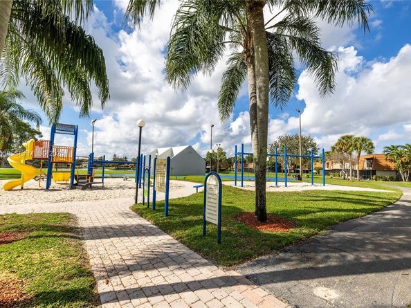 11006 N Harmony Lake Cir, Davie FL 33324