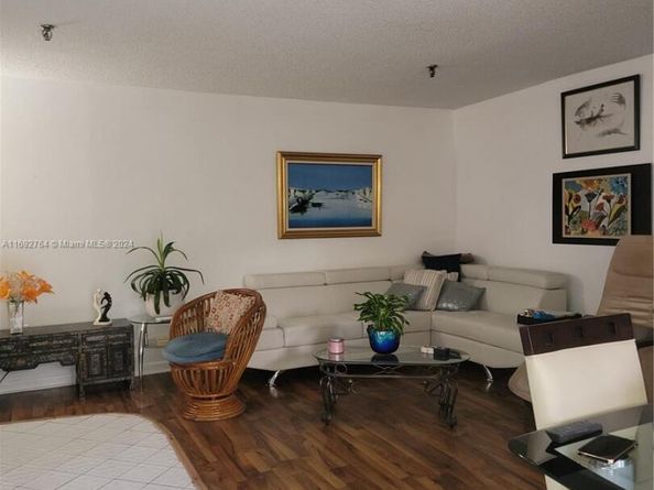 671 NE 195 St 122E, Miami FL 33179