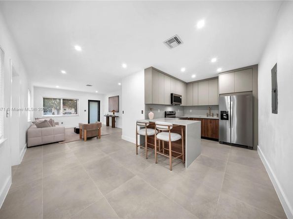 5250 NW 4th St, Miami FL 33126