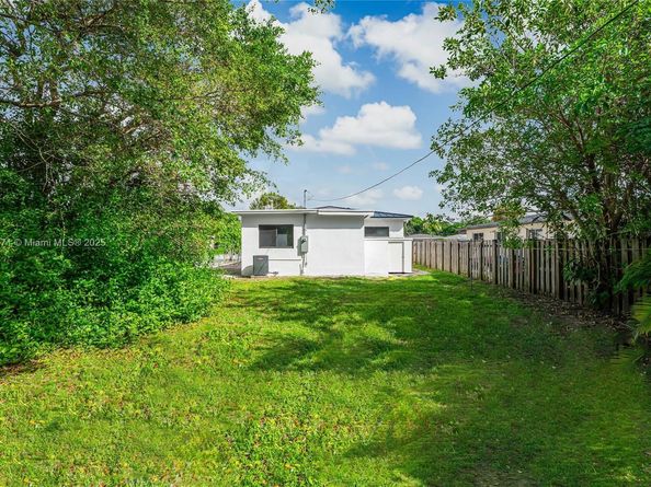 5250 NW 4th St, Miami FL 33126