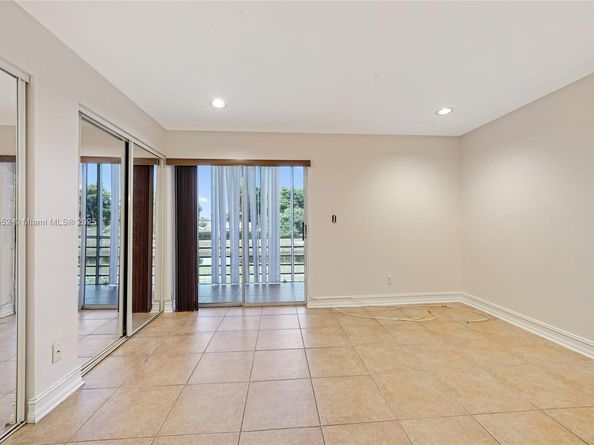 9021 Sunrise Lakes Blvd 211, Sunrise FL 33322