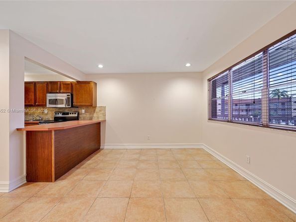 9021 Sunrise Lakes Blvd 211, Sunrise FL 33322