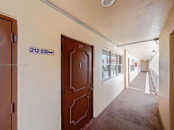 9021 Sunrise Lakes Blvd 211, Sunrise FL 33322