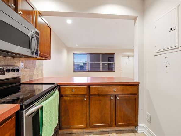 9021 Sunrise Lakes Blvd 211, Sunrise FL 33322