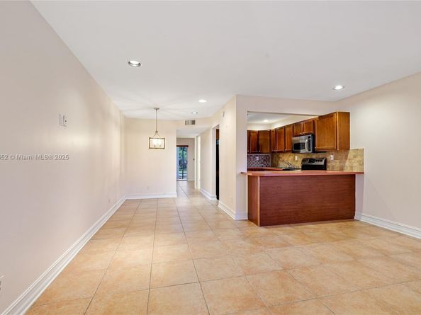 9021 Sunrise Lakes Blvd 211, Sunrise FL 33322