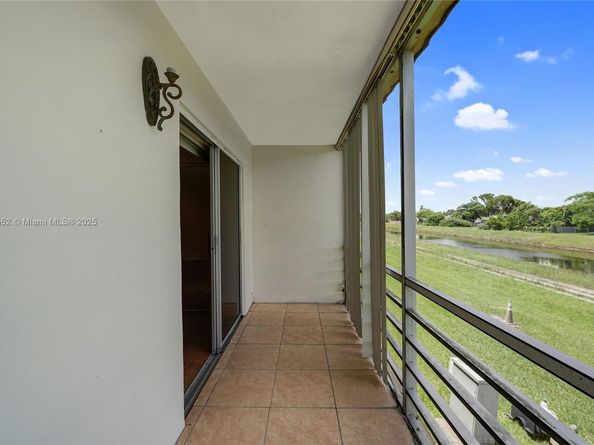 9021 Sunrise Lakes Blvd 211, Sunrise FL 33322