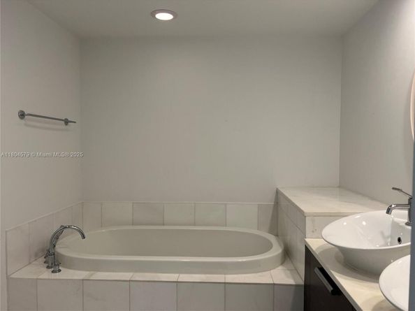 2950 NE 188th St 444, Aventura FL 33180