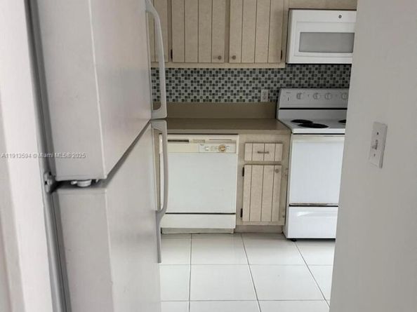 2025 NE 164th St 406, North Miami Beach FL 33162