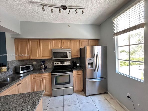 2811 NE 185th St 805, Aventura FL 33180