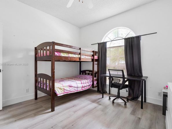 1572 NW 135th Ave, Pembroke Pines FL 33028