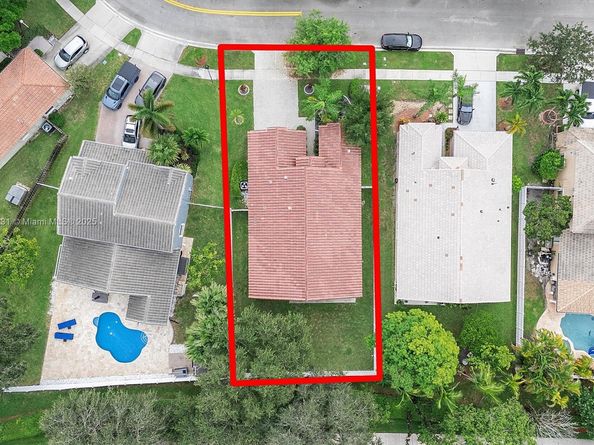 1572 NW 135th Ave, Pembroke Pines FL 33028