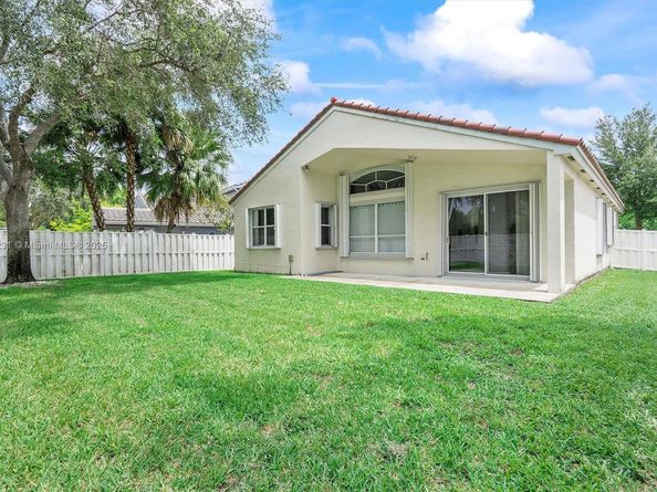 1572 NW 135th Ave, Pembroke Pines FL 33028
