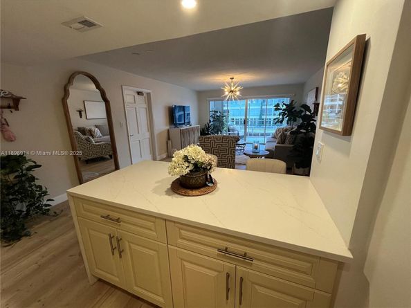 3050 NE 48th St 205, Fort Lauderdale FL 33308