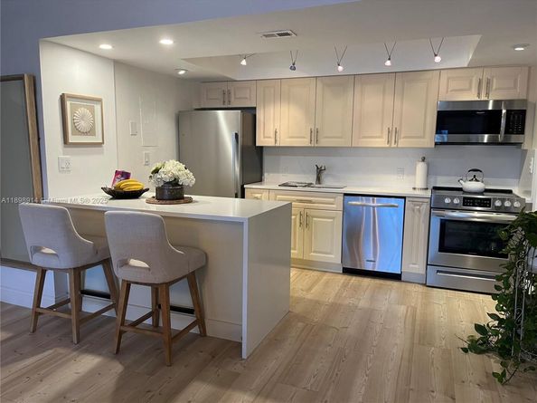 3050 NE 48th St 205, Fort Lauderdale FL 33308