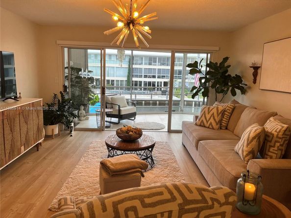 3050 NE 48th St 205, Fort Lauderdale FL 33308