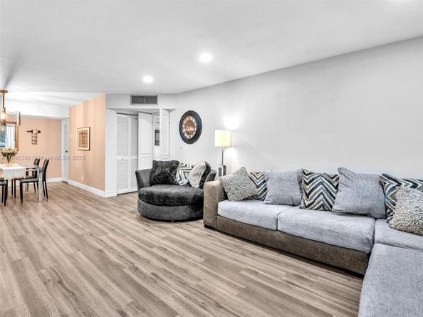 6061 N Falls Cir Dr 407, Lauderhill FL 33319