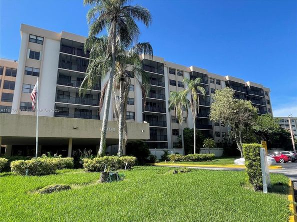 900 NE 195th St 703, Miami FL 33179