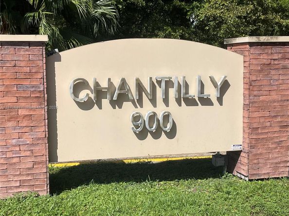 900 NE 195th St 703, Miami FL 33179