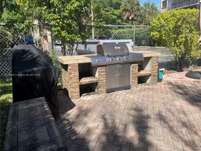 900 NE 195th St 703, Miami FL 33179