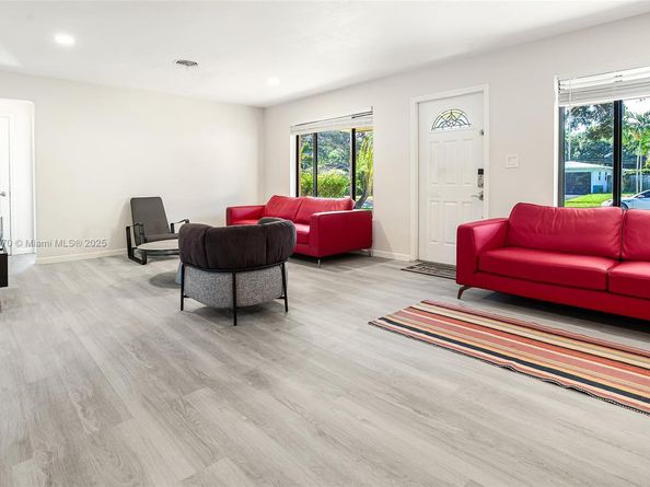 5561 SW 2nd Ct, Plantation FL 33317