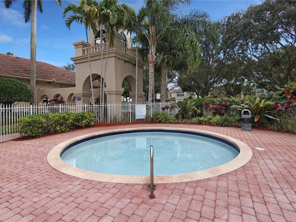 7459 NW 17th Dr, Pembroke Pines FL 33024